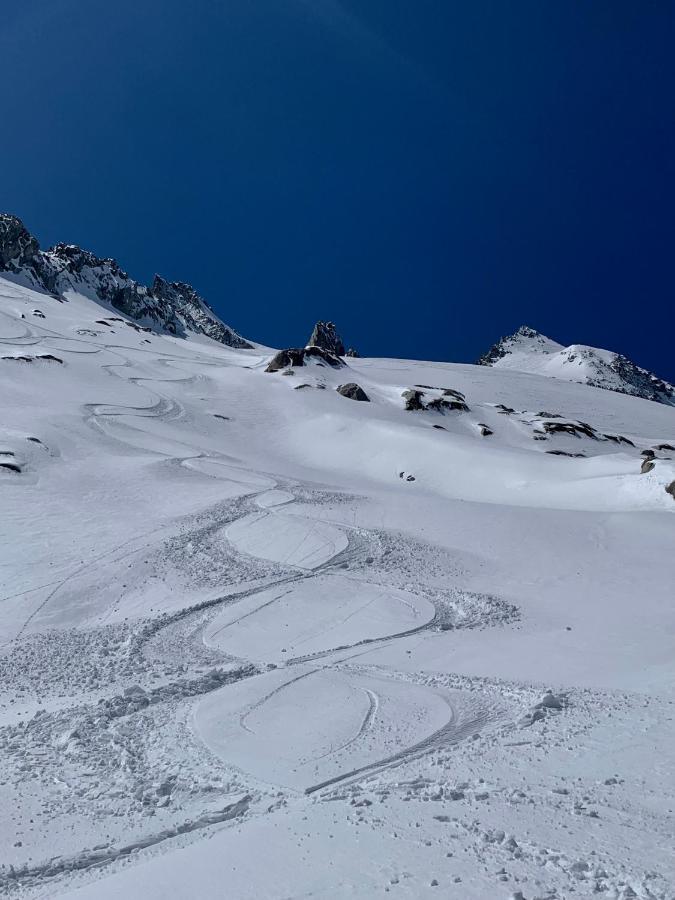 Appartement Avec Jacuzzi Dans Chalet Prive, Grande Terrasse, Parking Gratuit Les Houches Exterior photo